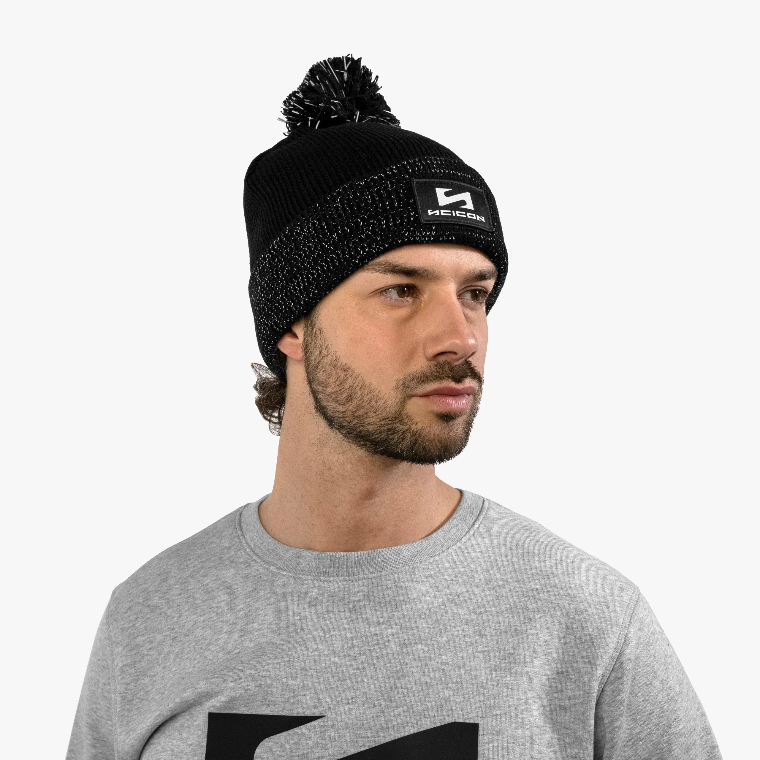 Gorra reflectante con pompón